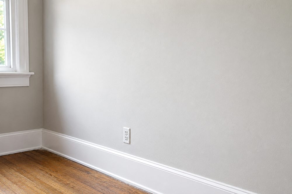 Habitación recién pintada, después de repintar